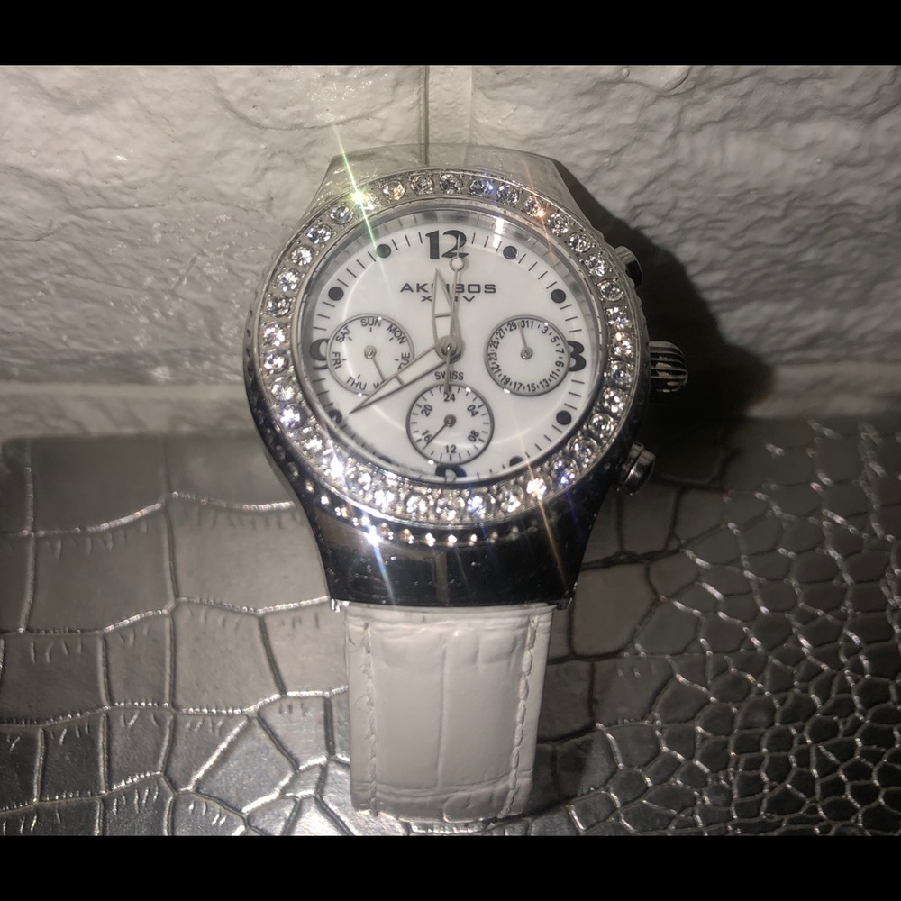 Auth AKRIBOS XXIV women’s watch w/ crystal bezel
